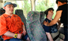 zwei Männer sitzen in einem Bus
