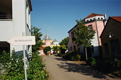 Straße im Dorf, vor Kopf die Kirche