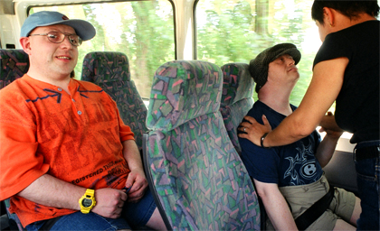 zwei Männer sitzen in einem Bus