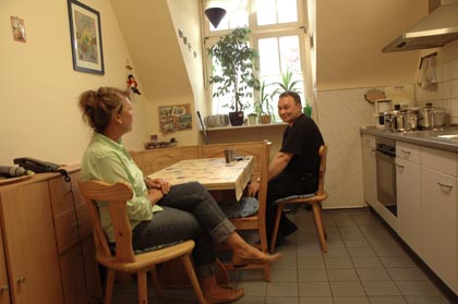 zwei Personen sitzen in der Küche am Tisch