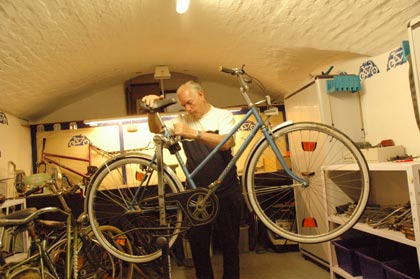ein älterer Mann repariert ein Fahrrad