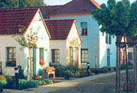 Aufnahme von drei Häusern aus dem Fliedner Dorf