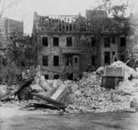 Ein zerstörtes Gebäude mit einem Trümmerhaufen davor