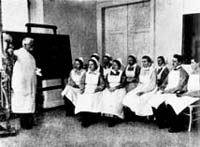Einige Krankenschwestern bei einer Unterrichtsstunde