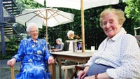 Ältere Damen sitzen auf der Terrasse