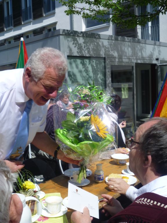 Bürgemeister Groschwitz überreicht Blumen